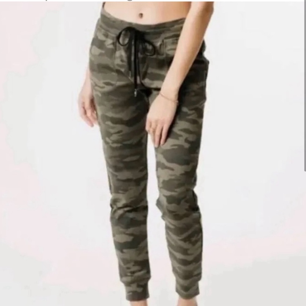 Zyia camo unwind joggers GUC women’s Medium